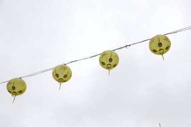 Nonthaburi, Tayland - 18 Ekim 2020 Tayland 'daki vejetaryen etkinliği için tellerde asılı duran sarı lamba.