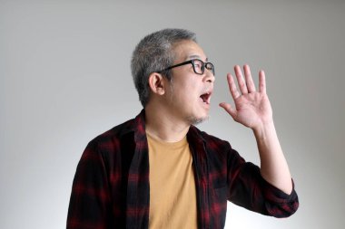 Beyaz arka planda duran Asyalı adam..