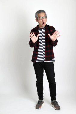 Beyaz arka planda duran Asyalı adam.