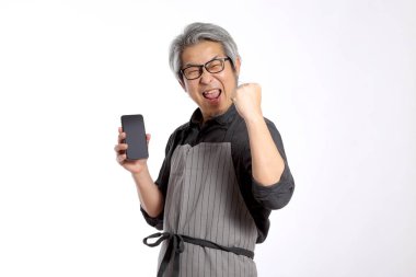 Önlüklü Asyalı adam..