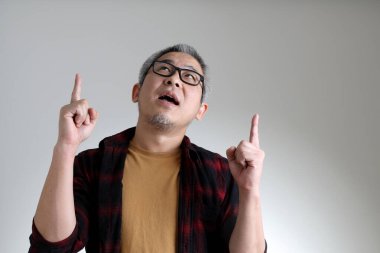 Beyaz arka planda duran Asyalı adam..