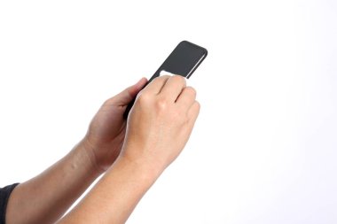 Akıllı telefonu alkolle temizlemek.