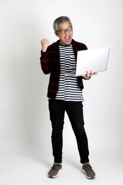 Beyaz arka planda duran Asyalı adam.