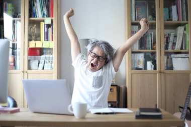 Ev stüdyosunda çalışan Asyalı adam..