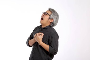 Beyaz arka plandaki kıdemli Asyalı adam..