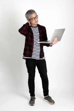 Beyaz arka planda duran Asyalı adam.