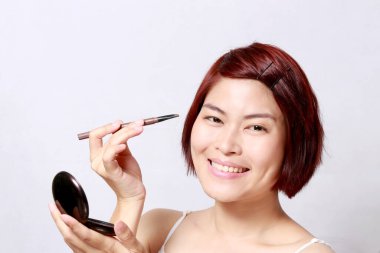 Beyaz arka planda Asyalı kadının portresi..