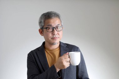 Beyaz arka planda duran akıllı Asyalı adam..