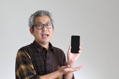 Beyaz arka planda duran kıdemli Asyalı adam.