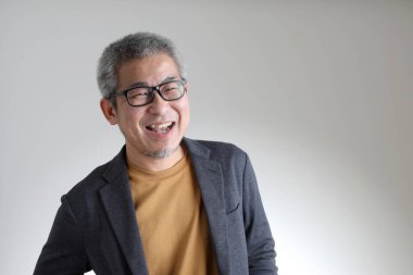 Beyaz arka planda duran akıllı Asyalı adam..