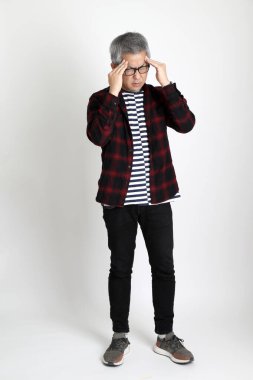 Beyaz arka planda duran Asyalı adam.