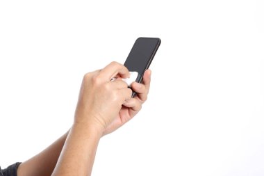 Akıllı telefonu alkolle temizlemek.