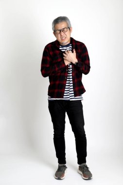 Beyaz arka planda duran Asyalı adam.