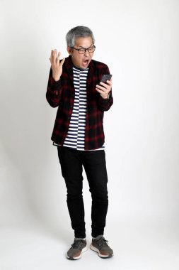 Beyaz arka planda duran Asyalı adam.