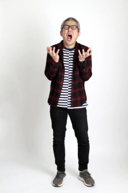 Beyaz arka planda duran Asyalı adam.