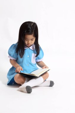 Beyaz arka plandaki genç Asyalı kız..