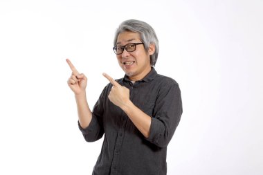 Beyaz arka plandaki kıdemli Asyalı adam..