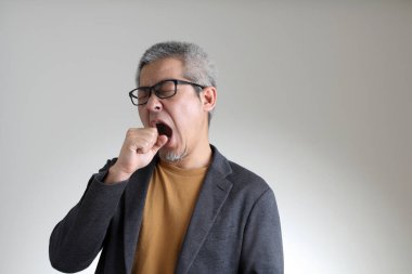 Beyaz arka planda duran akıllı Asyalı adam..