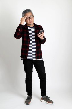 Beyaz arka planda duran Asyalı adam.