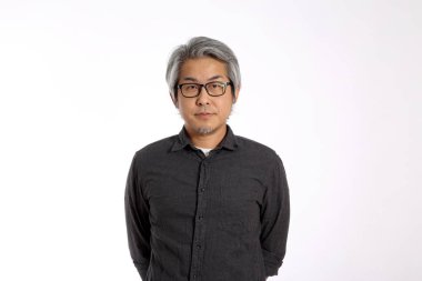 Beyaz arka plandaki kıdemli Asyalı adam..