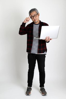 Beyaz arka planda duran Asyalı adam.