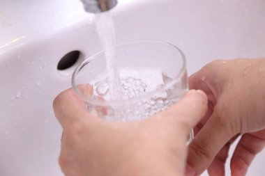 Suyu bardaklara dolduruyorum..