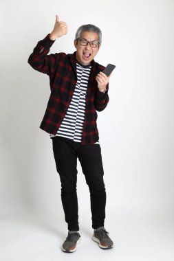 Beyaz arka planda duran Asyalı adam.