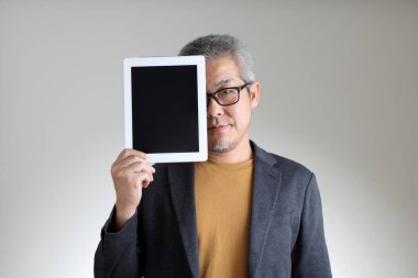 Beyaz arka planda duran akıllı Asyalı adam..