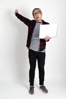 Beyaz arka planda duran Asyalı adam.