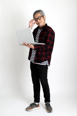 Beyaz arka planda duran Asyalı adam.