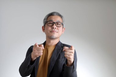 Beyaz arka planda duran akıllı Asyalı adam..