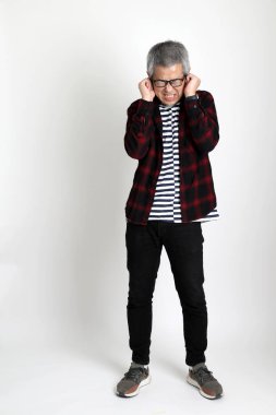 Beyaz arka planda duran Asyalı adam.