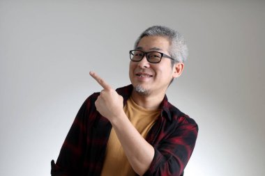 Beyaz arka planda duran Asyalı adam..