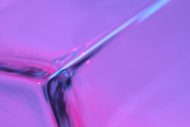 Camın canlı renkli ışıktaki makro resmi.