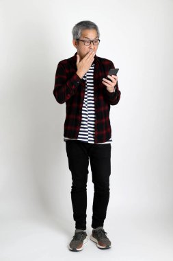 Beyaz arka planda duran Asyalı adam.