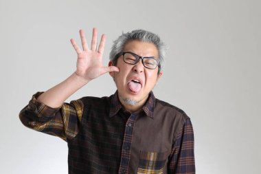 Beyaz arka planda duran kıdemli Asyalı adam.