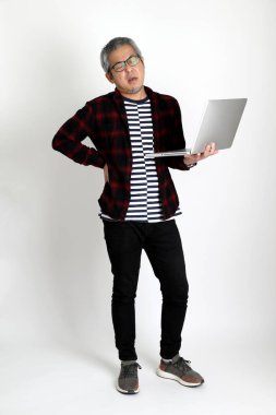 Beyaz arka planda duran Asyalı adam.