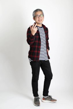 Beyaz arka planda duran Asyalı adam.