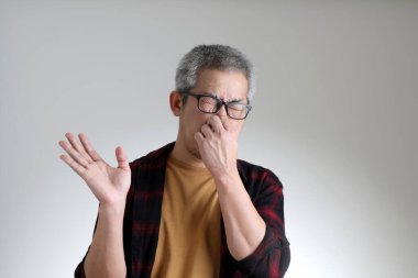 Beyaz arka planda duran Asyalı adam..