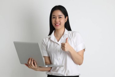 Üniversite üniformalı Asyalı kız beyaz arka planda duruyor..