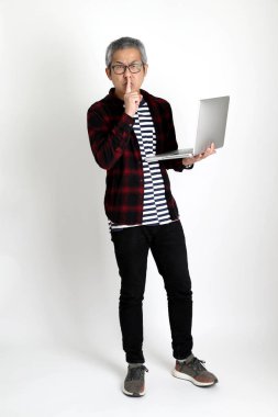 Beyaz arka planda duran Asyalı adam.