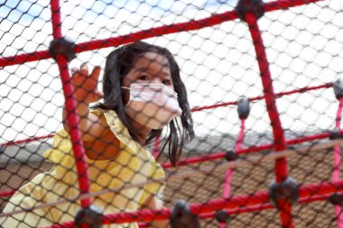 Bu Asyalı kız oyun alanında eğleniyor..