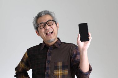 Beyaz arka planda duran kıdemli Asyalı adam.