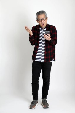 Beyaz arka planda duran Asyalı adam.