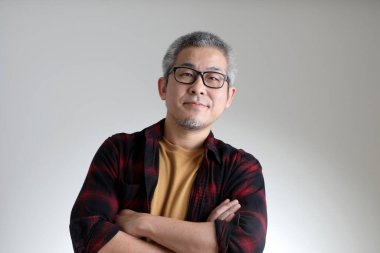 Beyaz arka planda duran Asyalı adam..