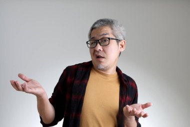 Beyaz arka planda duran Asyalı adam..