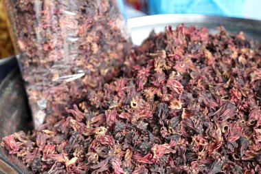 Tayland pazarında satılık tabağın üzerindeki kurumuş özet..