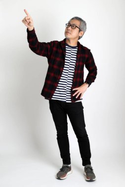 Beyaz arka planda duran Asyalı adam.