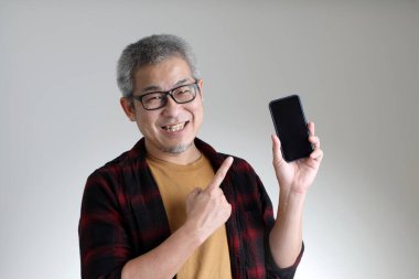 Beyaz arka planda duran Asyalı adam..