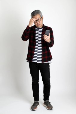 Beyaz arka planda duran Asyalı adam.